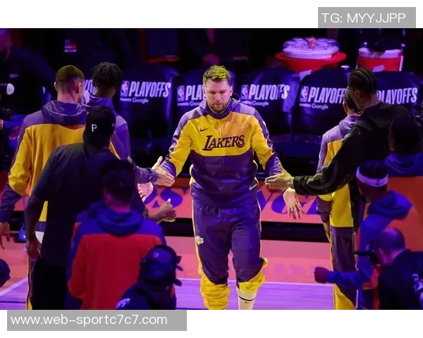 斯玛特强调东契奇在进攻与防守两端都需承担重任与高标准要求 斯玛特强调东契奇在进攻与防守两端都需承担重任与高标准要求